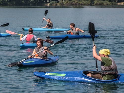 Una tipica attività di team building all'aperto: tutti insieme in canoa
